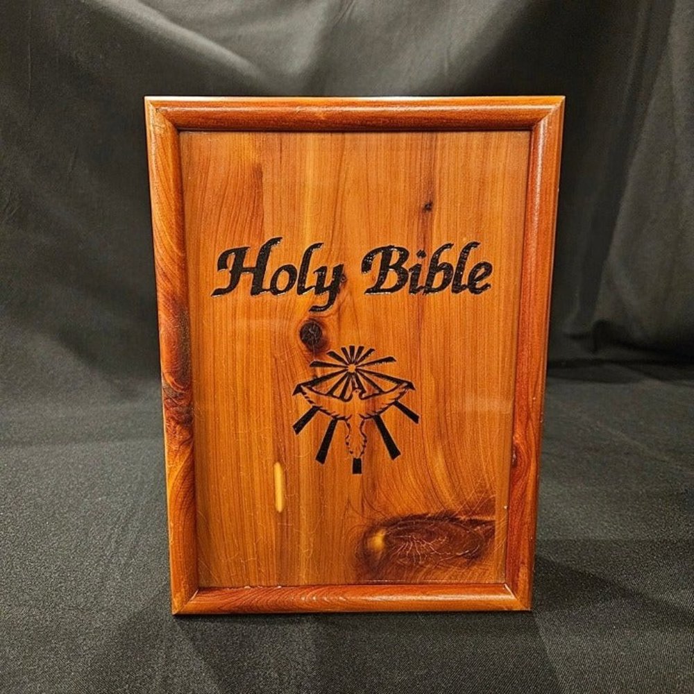 Union Made Laquer‎ Engraved Wood Holy Bible Box with Bible and Pamphlet (3d3)